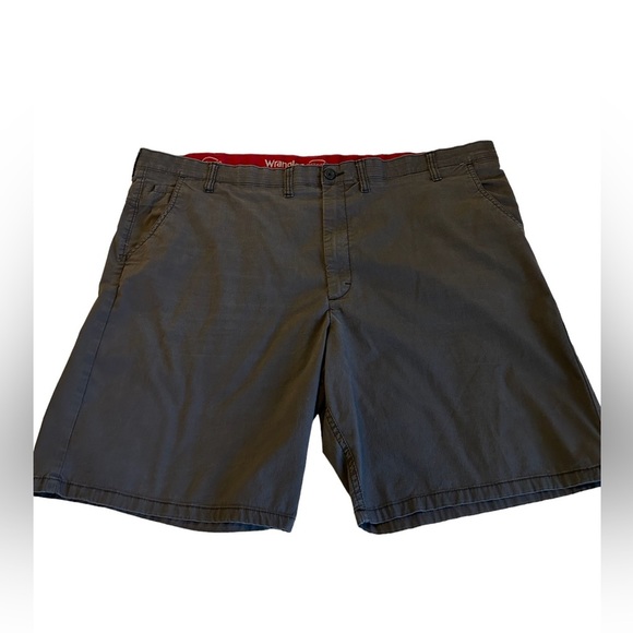 Wrangler Other - Wrangler Men's Outdoor Shorts.  Size 46. EUC. Measurements in pictures.